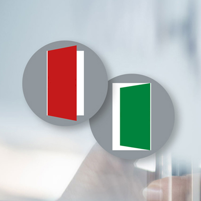 Das Modell Rondo, mit einer roten beziehungsweise einer grünen perspektivisch verzerrten Tür