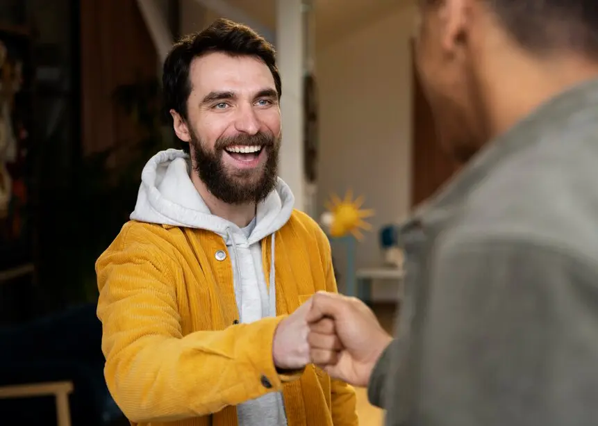 Zwei Personen begrüßen sich freundlich - genauso wie Zieh und Drück freundlicher ist als Ziehen und Drücken.